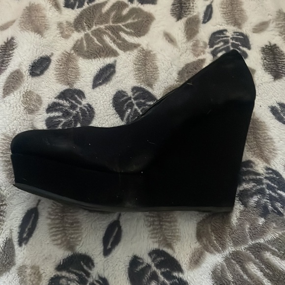 Heel - Picture 2 of 2